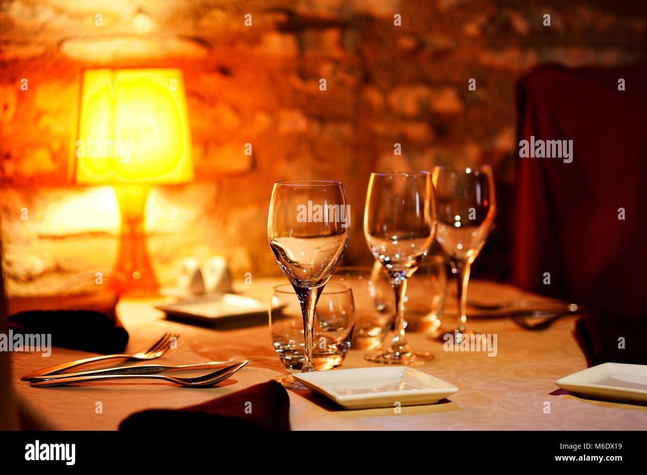 Arbre solitaire au sommet d'une colline verte sur un jour nuageux Banque D'Images