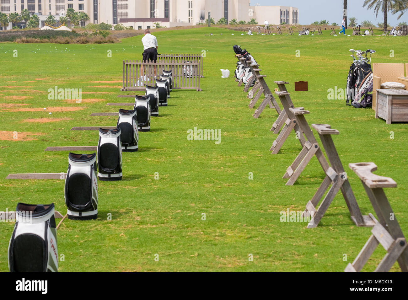 Sacs de golf préparés dans une rangée à Saadiyat Beach Golf Abu Dhbai. Banque D'Images