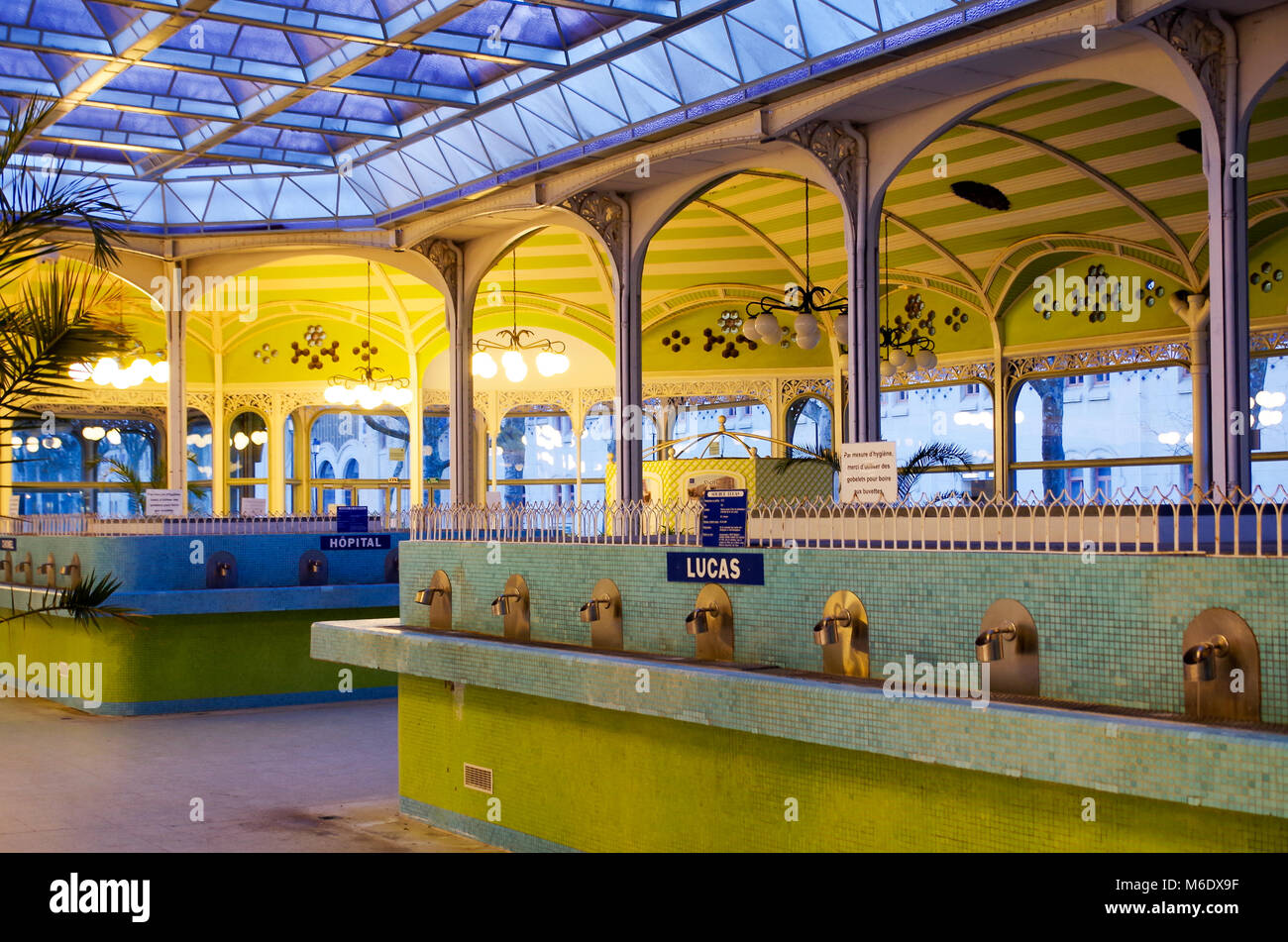 Célèbre le style art nouveau Hall des sources ou la fontaine située à Vichy, France, connue pour ses eaux thermales et spas de santé. Banque D'Images