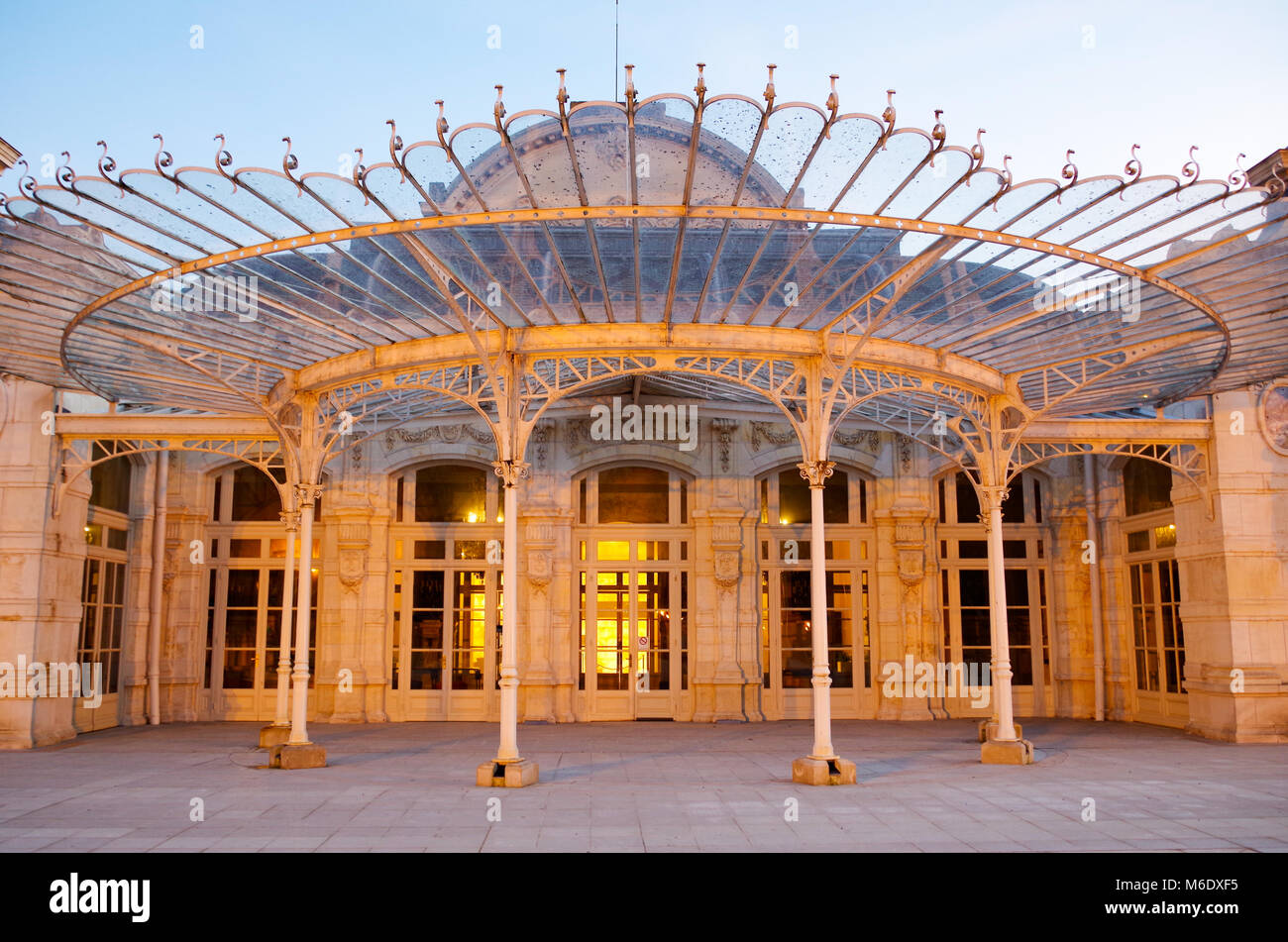 Entrée principale de l'opéra de Vichy dans l'éclairage apporté par un soleil couchant. L'opéra a été construit par Charles Le Cœur. Banque D'Images