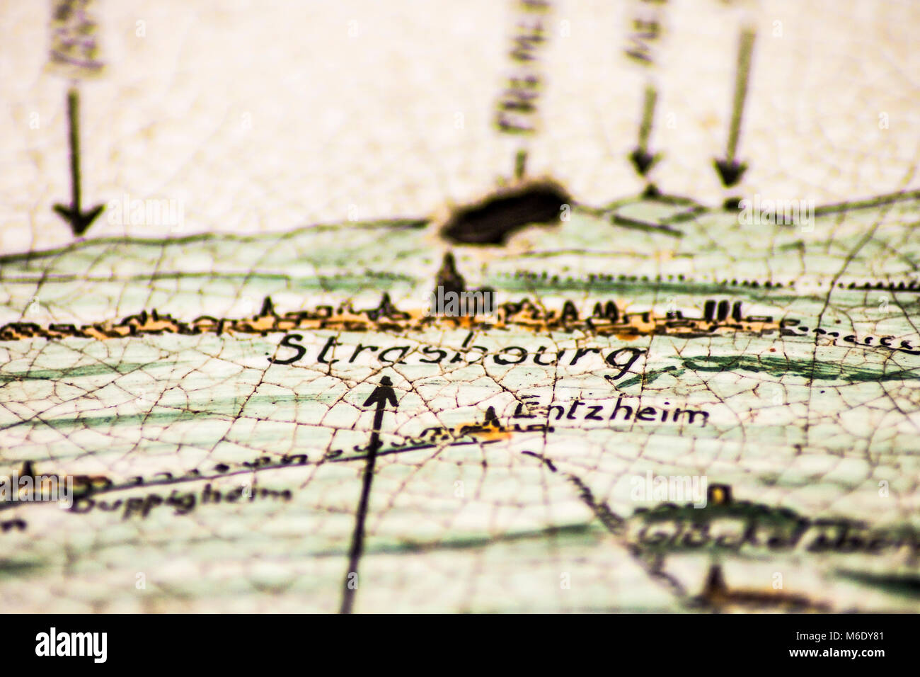 Mosaïque avec une carte de l'Alsace et la ville de Strasbourg, en France, dans l'abbaye de Hohenbourg Banque D'Images