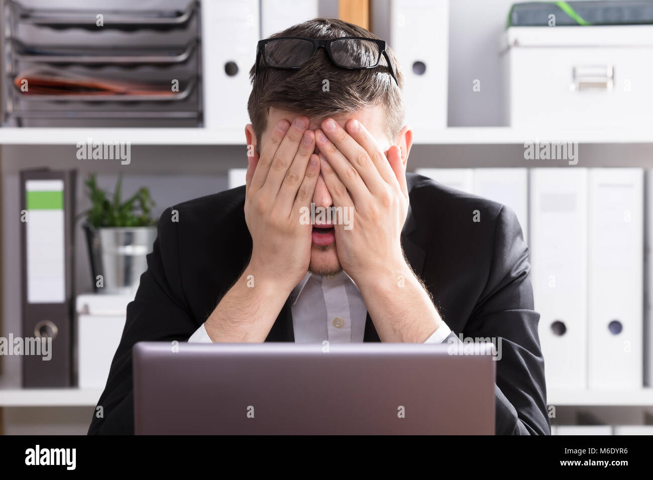 Close-up of a Young Businessman Sitting fatigué In Office Banque D'Images