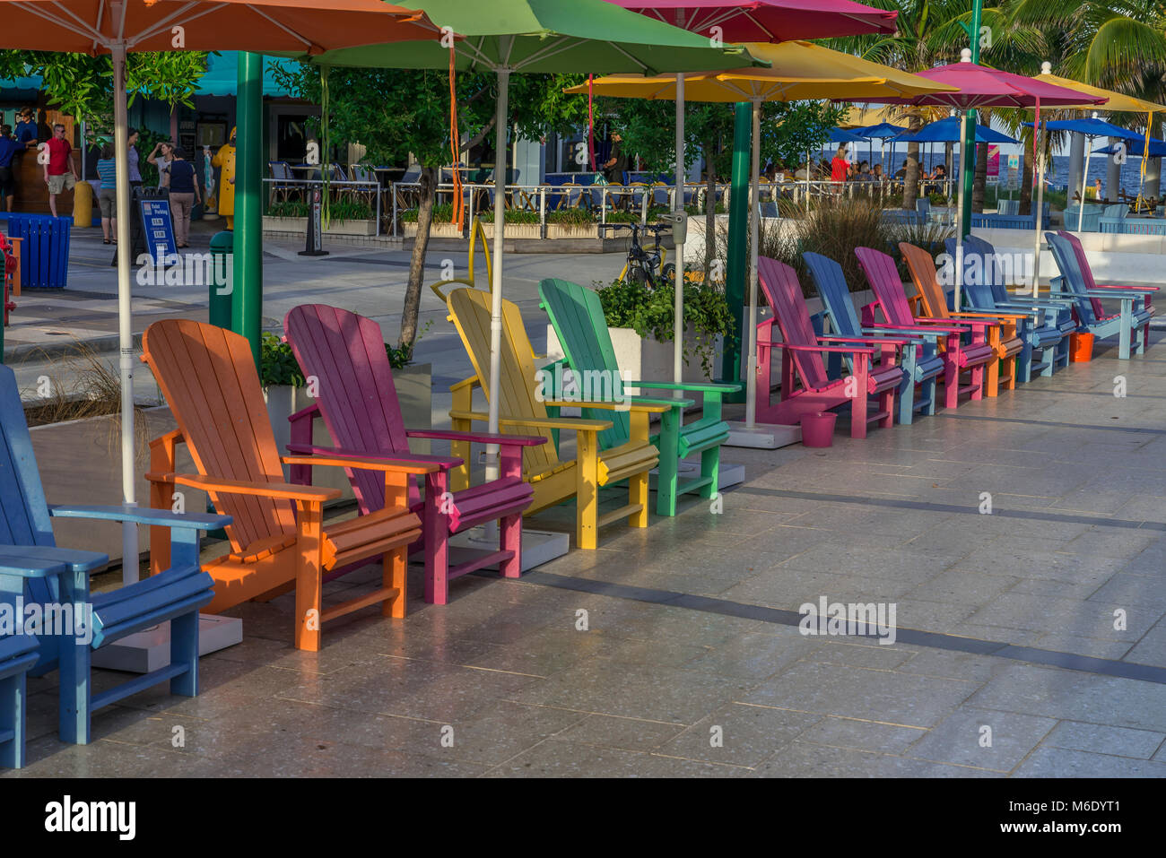 Fort Lauderdale by the sea, USA, Floride, stolar, färger, bekväma, vila, parasol, många, vila, njuta, chaises, couleurs, confortable, le repos, parasol, de nombreux Banque D'Images