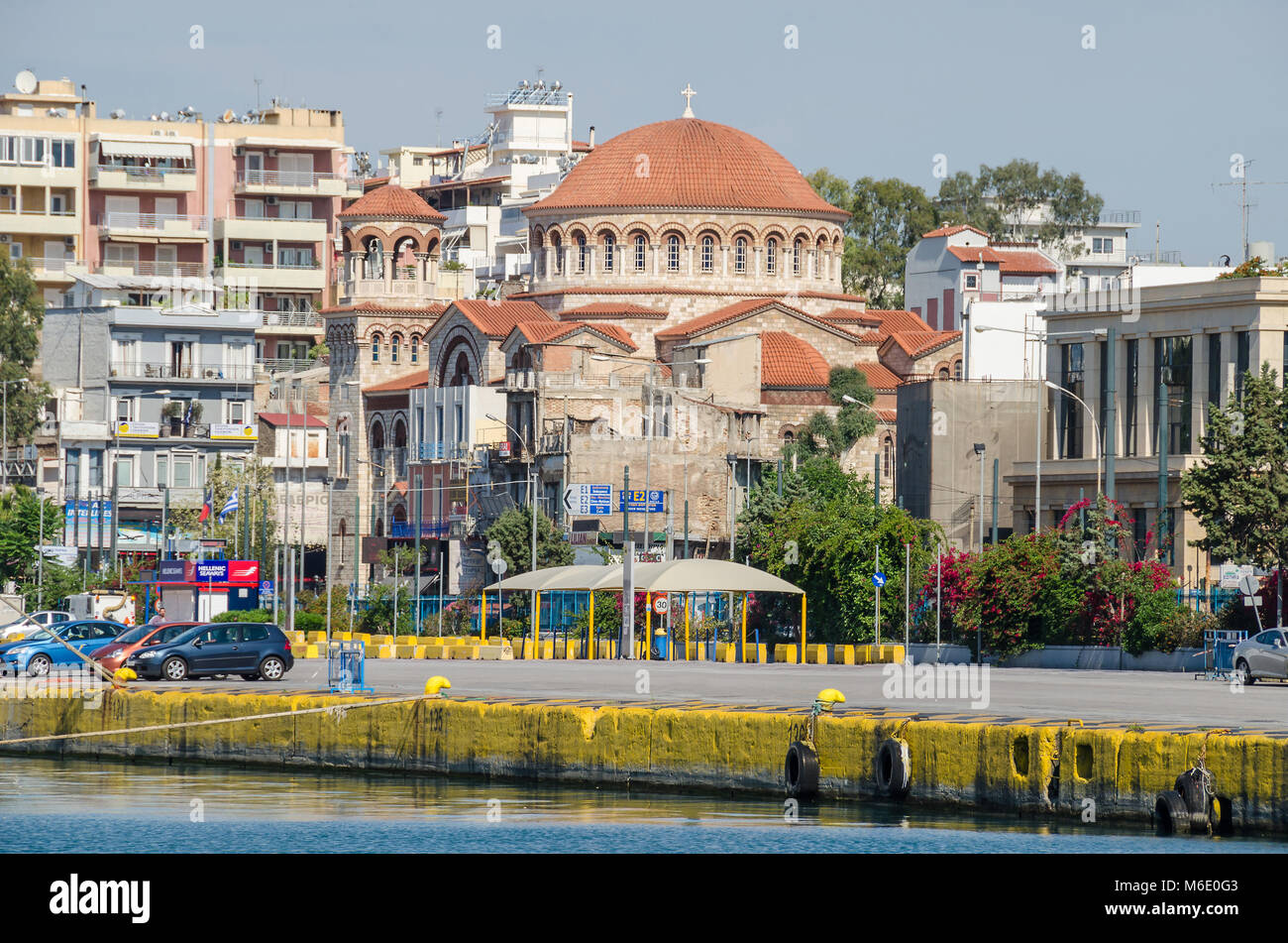 Port du Pirée, Grèce - Mai 30, 2017 : la cathédrale Holy Trinity (en grec), Aghia Triada un rythme byzantin église avec un immense dôme Banque D'Images