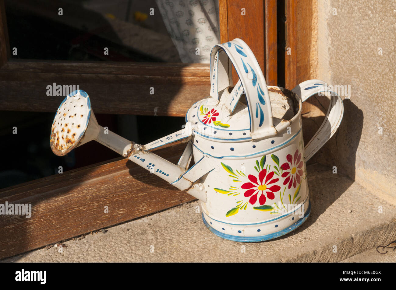 La France, Tarn et Garonne, Bruniquel, scène de village, décorées arrosoir, Les Plus Beaux Villages de France Banque D'Images