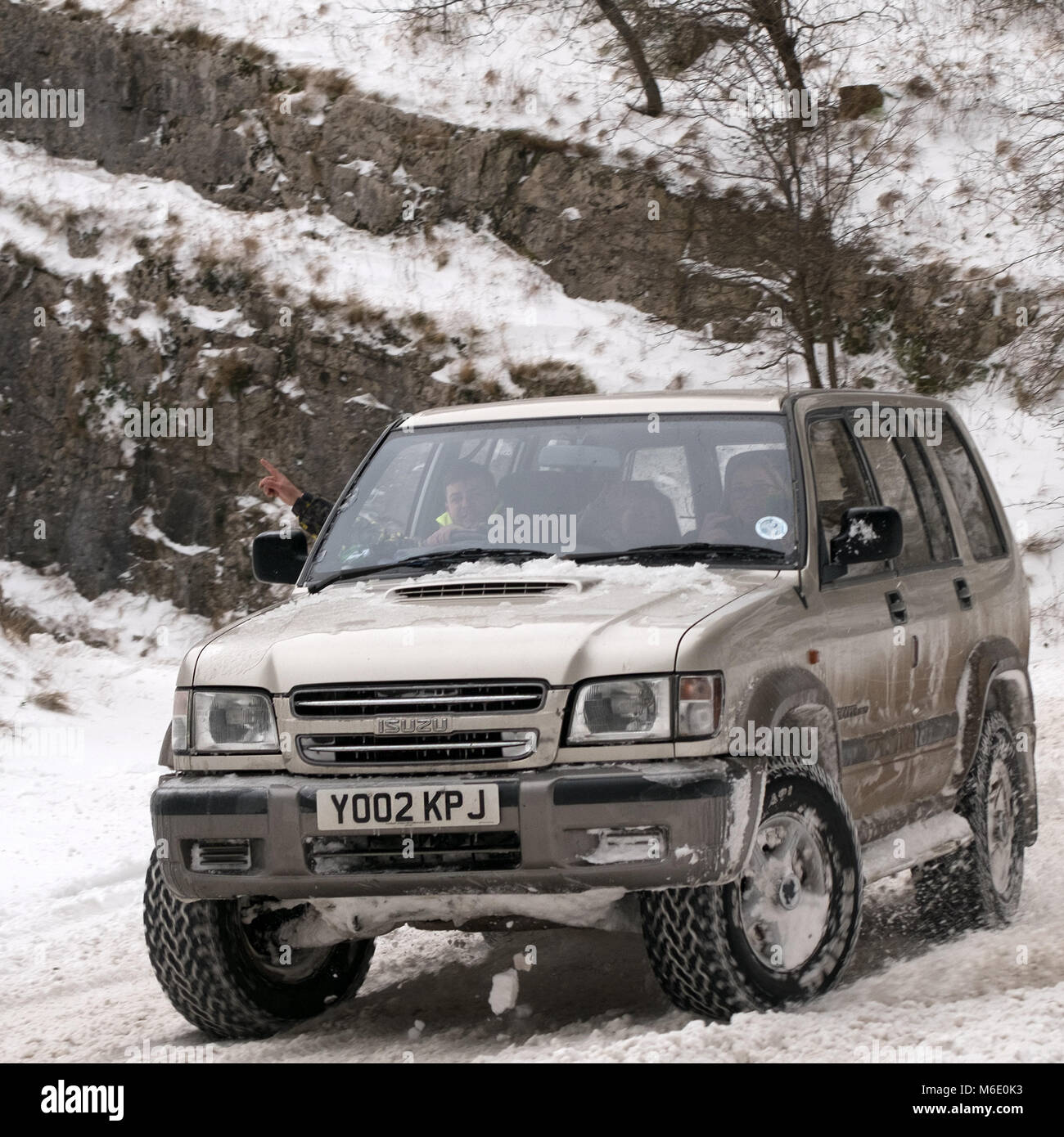 Mars 2018 - grands garçons et leurs jouets, jouer dans la neige profonde dans les gorges de Cheddar, Somerset Banque D'Images