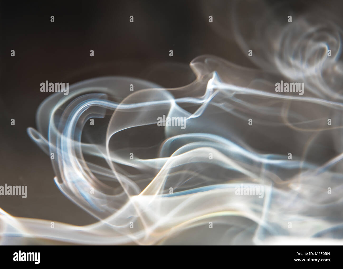 Fumée blanche sur fond sombre Banque D'Images