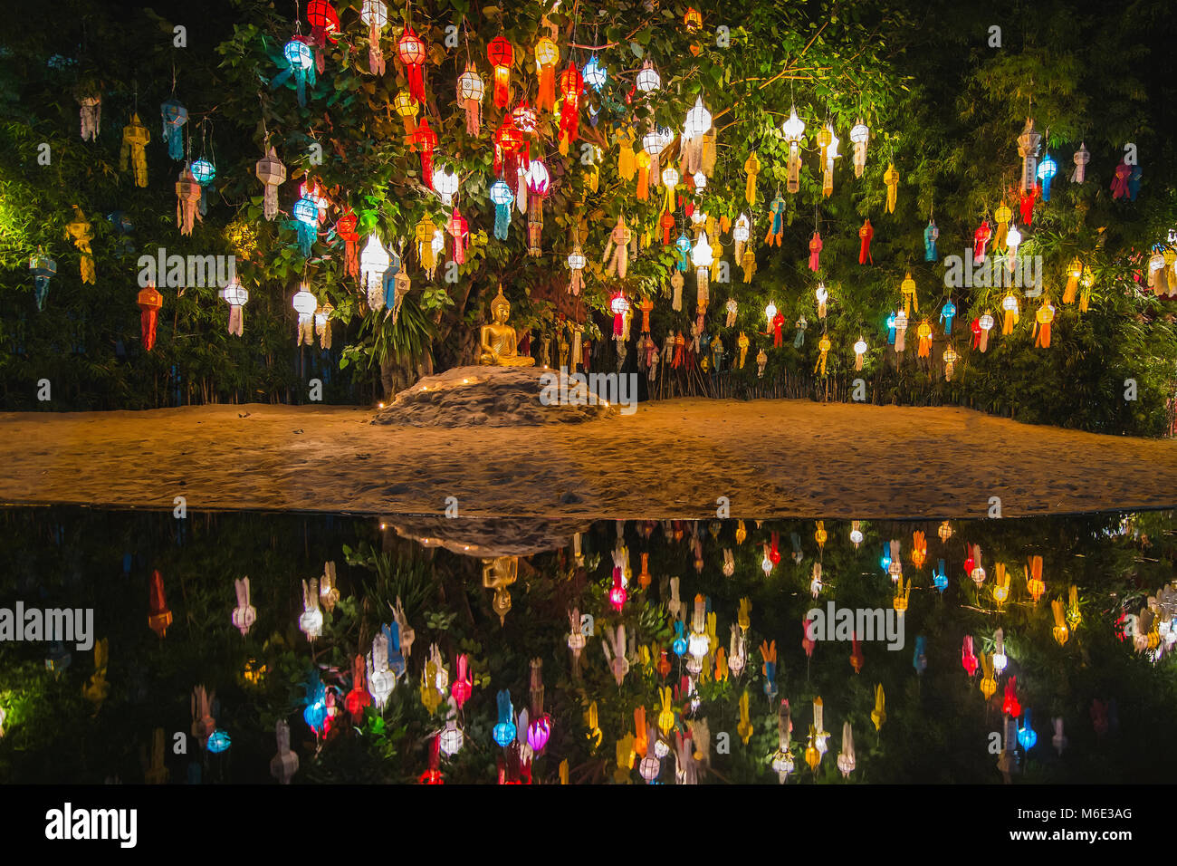 Statue de Bouddha avec réflexion décoration lanterne colorée autour de Loy Krathong festival à Chiang Mai, Thaïlande. Banque D'Images