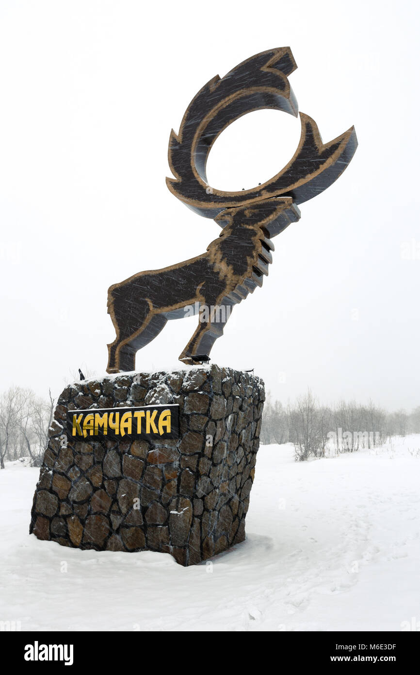 Kamchatka - renne sauvage Sculpture symbole d'Nachiki Nachiki Village et un centre de loisirs durant la tempête de neige. Inscription sur le socle : Kamchatka. Banque D'Images