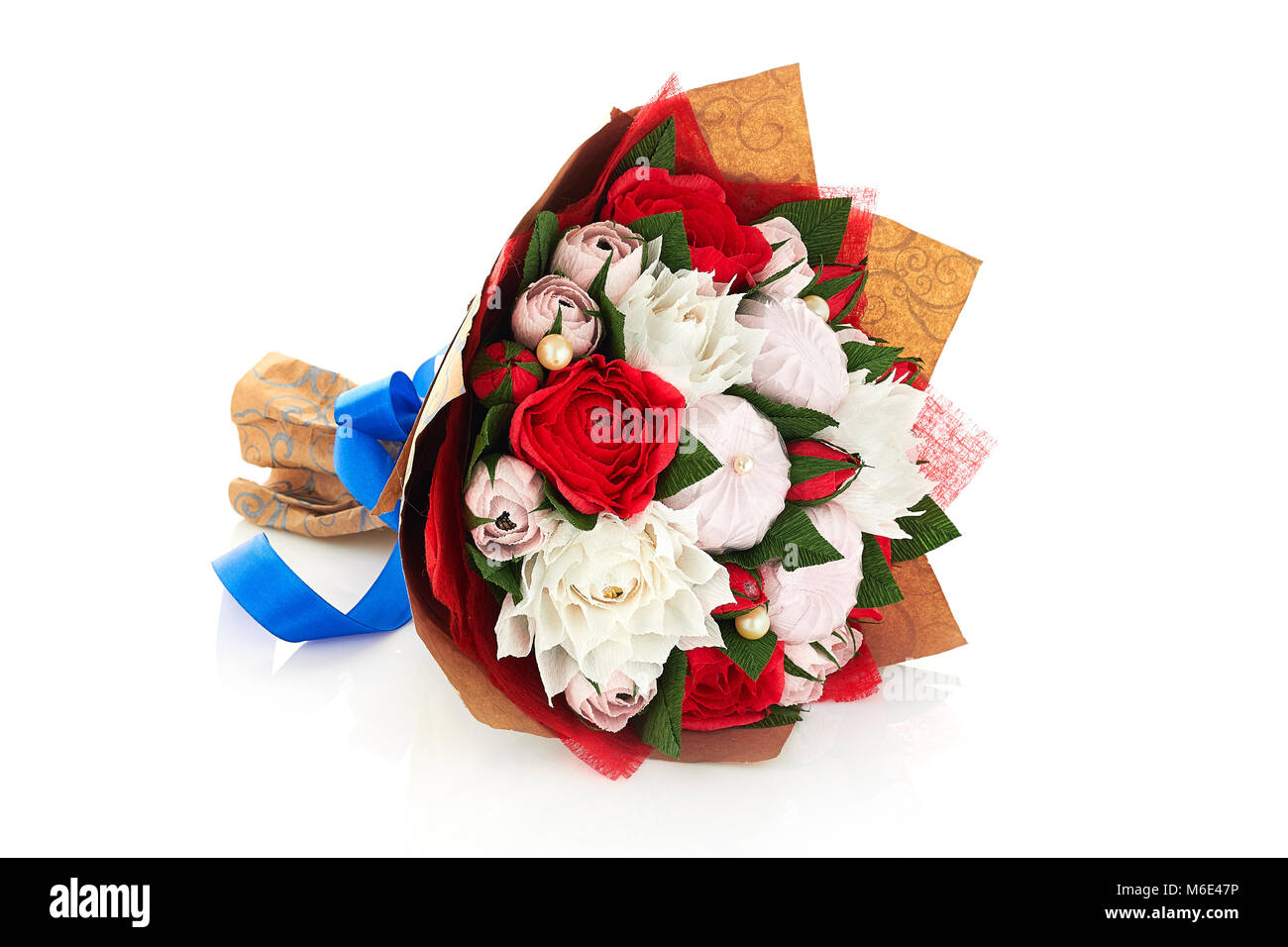 Tulipes papier isolé sur fond blanc Banque D'Images