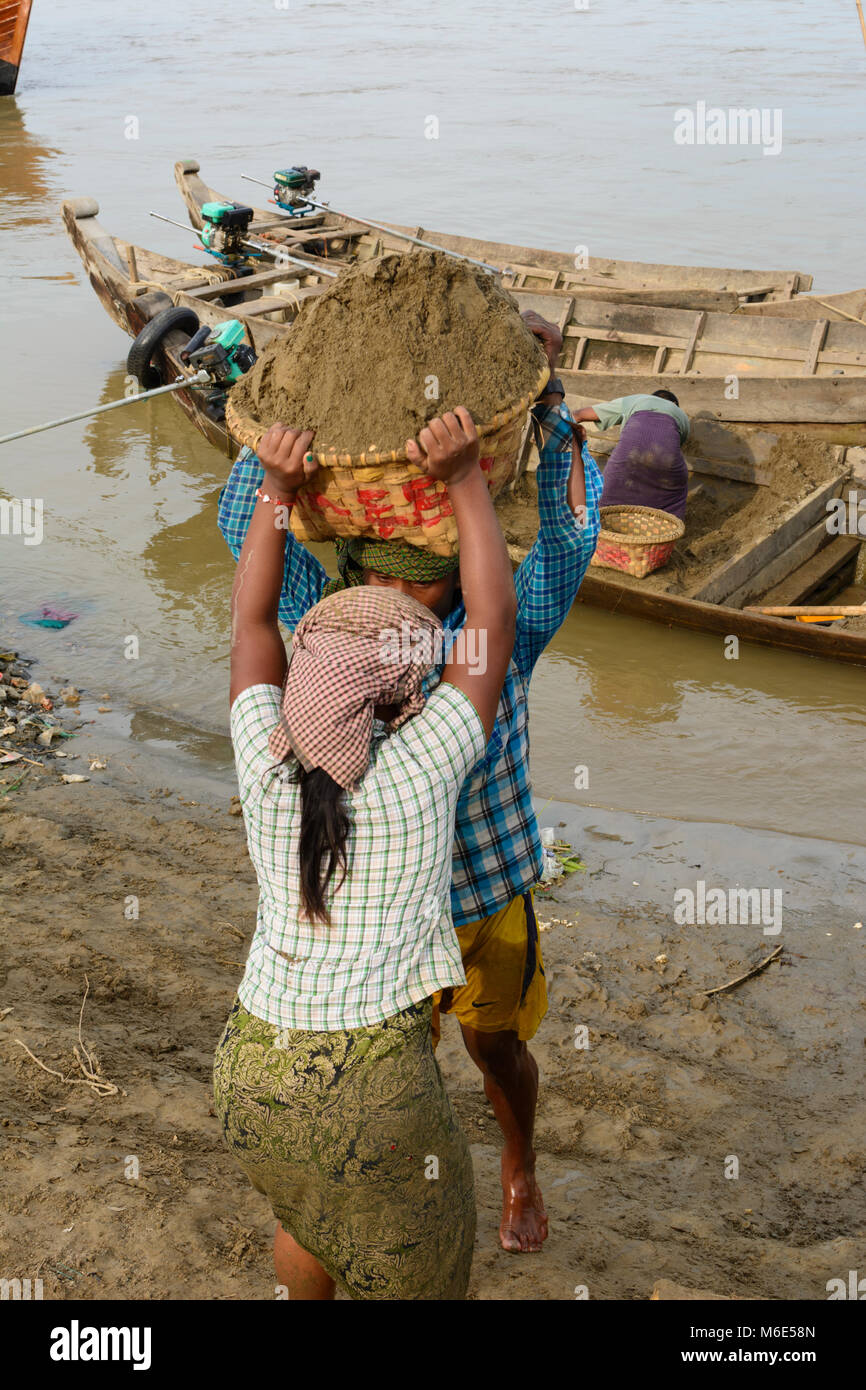 Mandalay : femme homme sable de déchargement avec panier de cargo à l'Ayeyarwady (Irrawaddy) Rivière, travail lourd, , Région de Mandalay, Myanmar (Birmanie) Banque D'Images