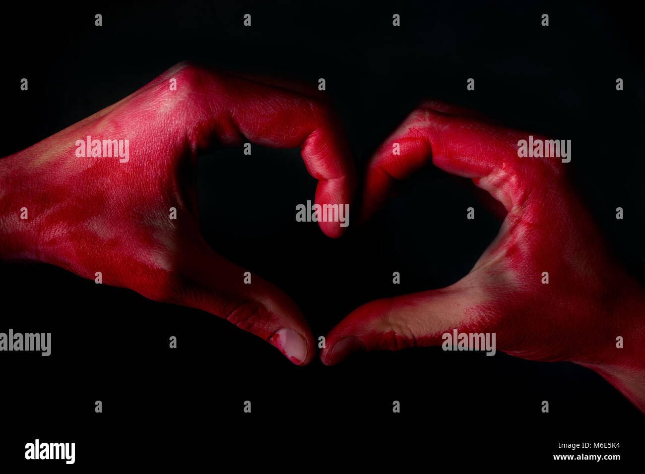 Coeur De L Homme Dans La Main De Sang Cœur Brise Concept Photo Stock Alamy