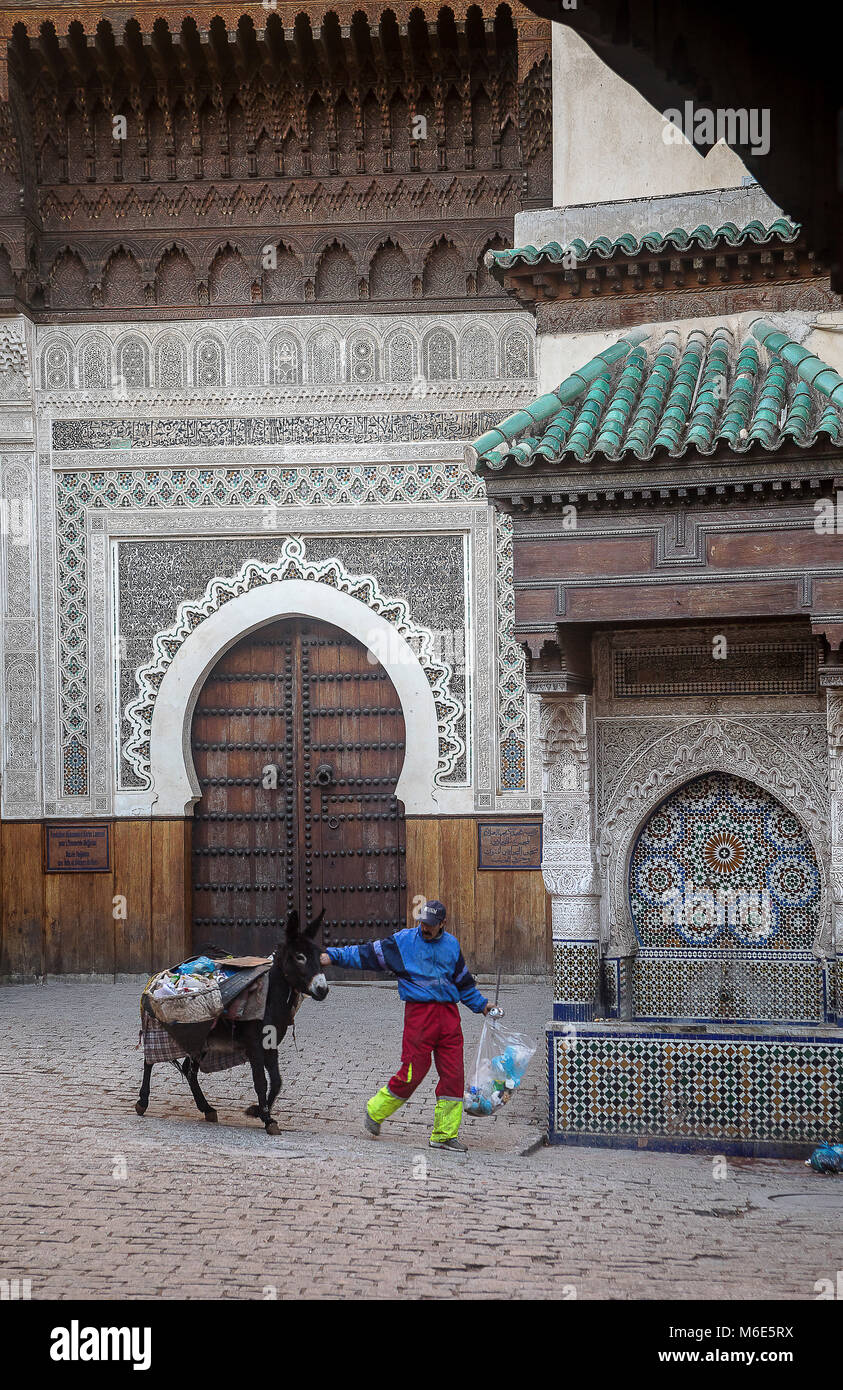 Placer un-Nejjarine. En arrière-plan, la porte marron est l'Art et l'artisanat bois Museum . Fès.Maroc Banque D'Images