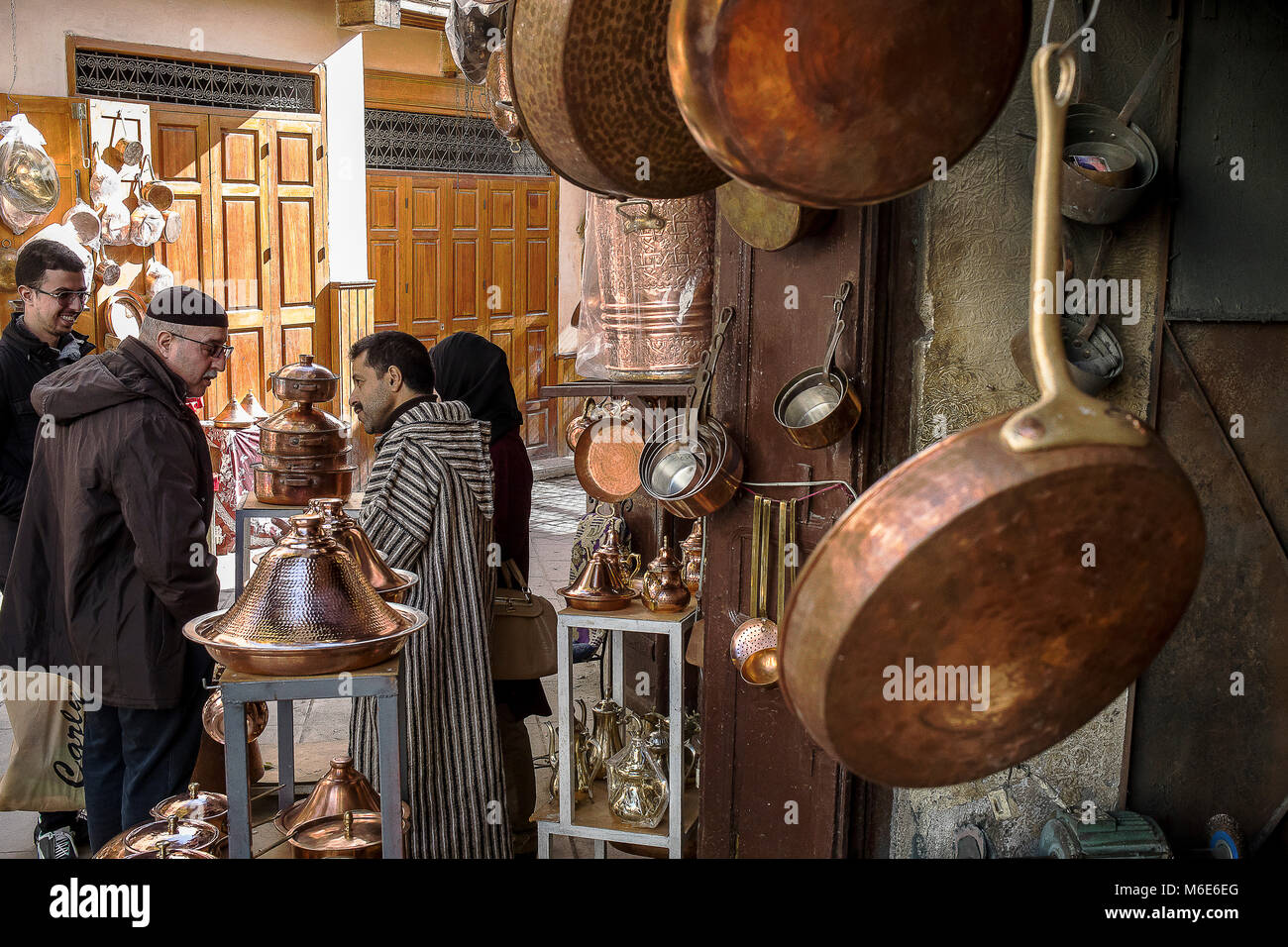 Les clients et le vendeur marchandage, souk de laiton, comme Place Seffarine, Médina. Fès.Maroc Banque D'Images