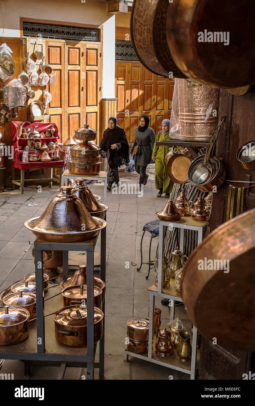 Souk de laiton, comme Place Seffarine, Médina. Fès.Maroc Banque D'Images