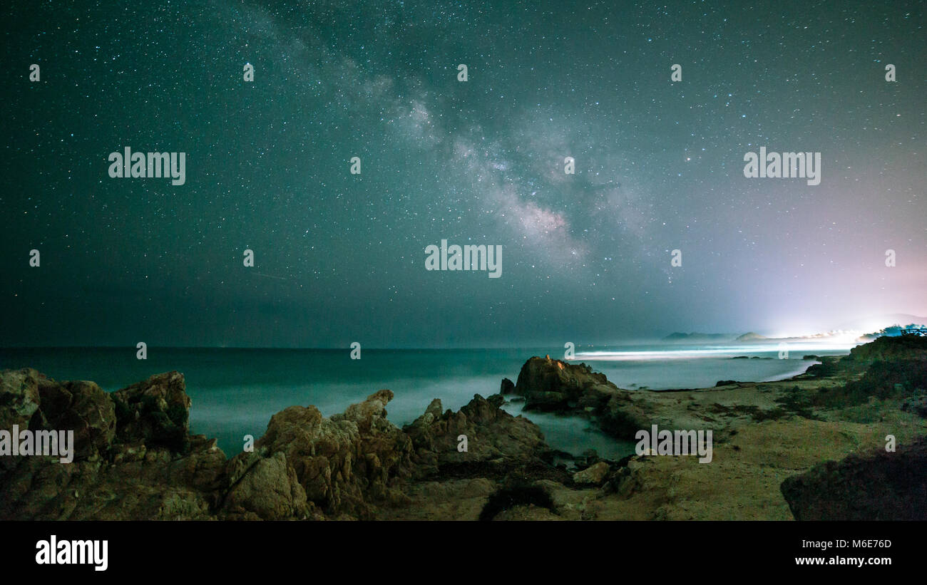 Une belle voie lactée dans le ciel de la Sardaigne dans un jour de l'été Banque D'Images