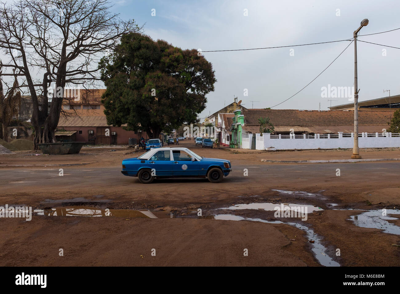 Bissau, République de Guinée-Bissau - 28 janvier 2018 : un taxi dans l'Avenue (Avenida Amilcar Cabral Amilcar Cabral) dans la ville de Bissau, République de Banque D'Images