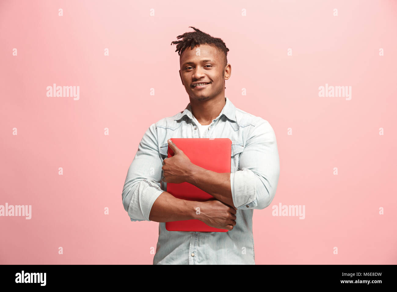 Businessman hugging afro coffre Banque D'Images