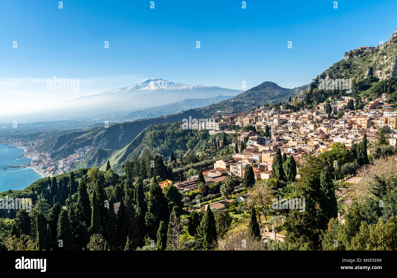 Une vue panoramique de Taormina, Giardini Naxos et l'Etna, en Sicile, Italie. Photo prise à partir de la Via Teatro Greco, à Taormina. Banque D'Images