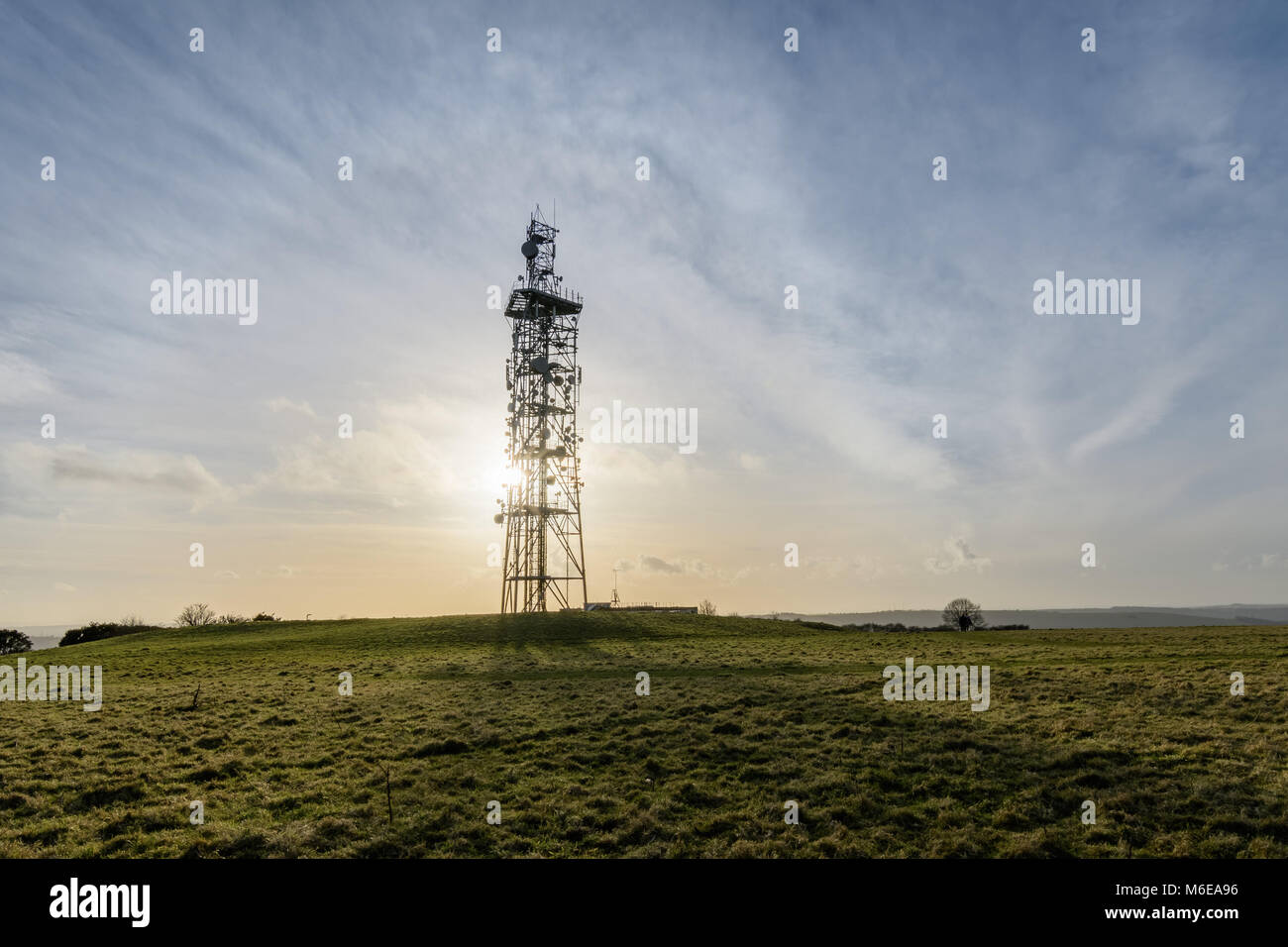 La tour de télécommunications de données mobiles sur haut de Butser Hill, dans le Hampshire, Royaume-Uni. Sur une structure derrière couchers frais généralement la soirée. Banque D'Images