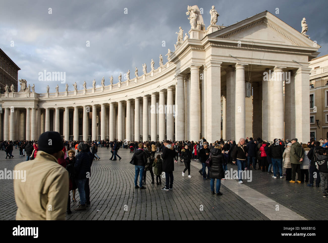 Rome, Italie. 26 décembre 2017. Place Saint-Pierre. Les touristes se sont mis en file d'attente pour accéder à la basilique pendant une journée nuageux. La vie avant Covid-19 sans social Banque D'Images