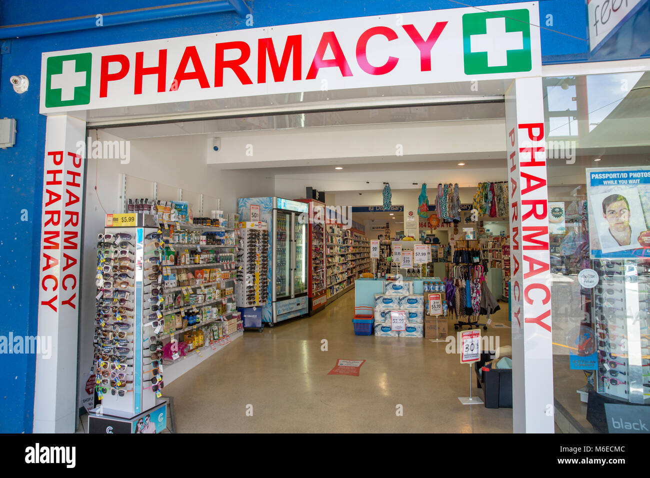 Entrée d'un magasin en pharmacie pharmacie centre-ville de Cairns, Far North Queensland, Australie Banque D'Images