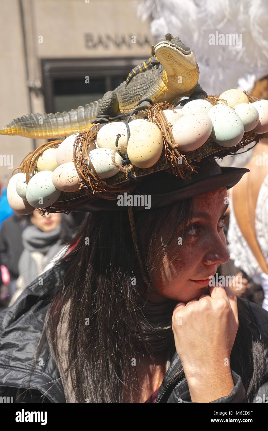 New York, New York, USA : femme portant un bonnet avec un lézard et ses œufs lors de l'assemblée, Cinquième Avenue Easter Parade. Banque D'Images