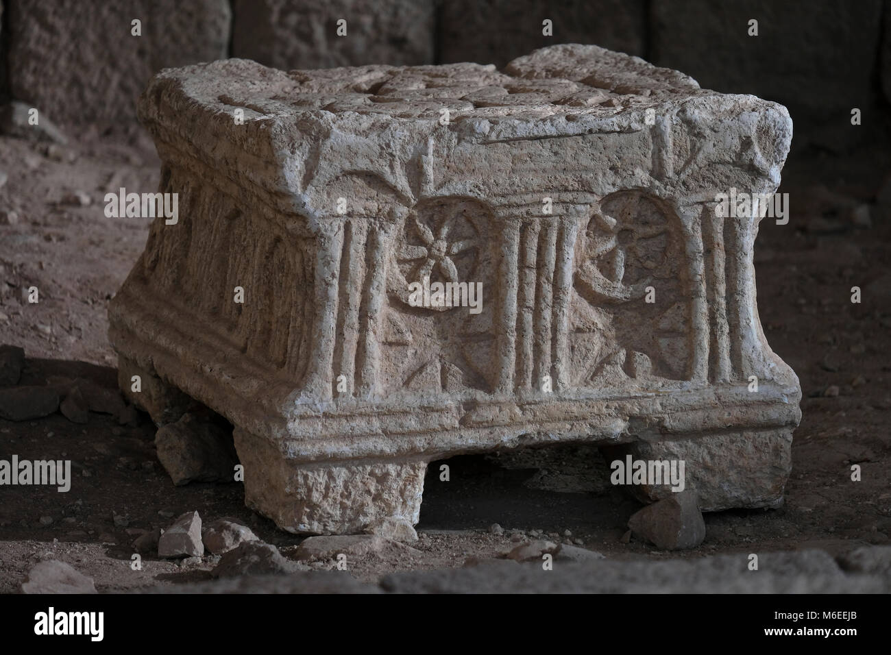 Une réplique de la pierre de Magdala avant la destruction du Second Temple de Jérusalem en l'an 70 remarquable pour sculptures détaillées illustrant le deuxième Temple placé dans l'ancienne synagogue à Migdal, maintenant un site archéologique ouvert au public situé sur la rive de la mer de Galilée au nord de Tibériade, Israël Banque D'Images