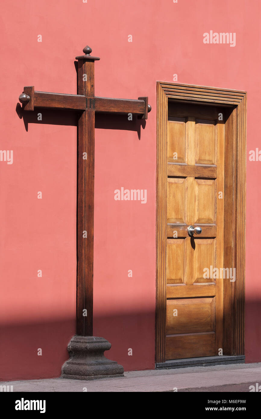 Croix de bois sur mur de la maison, San Cristobal de La Laguna, Tenerife, Canaries, Espagne, Banque D'Images