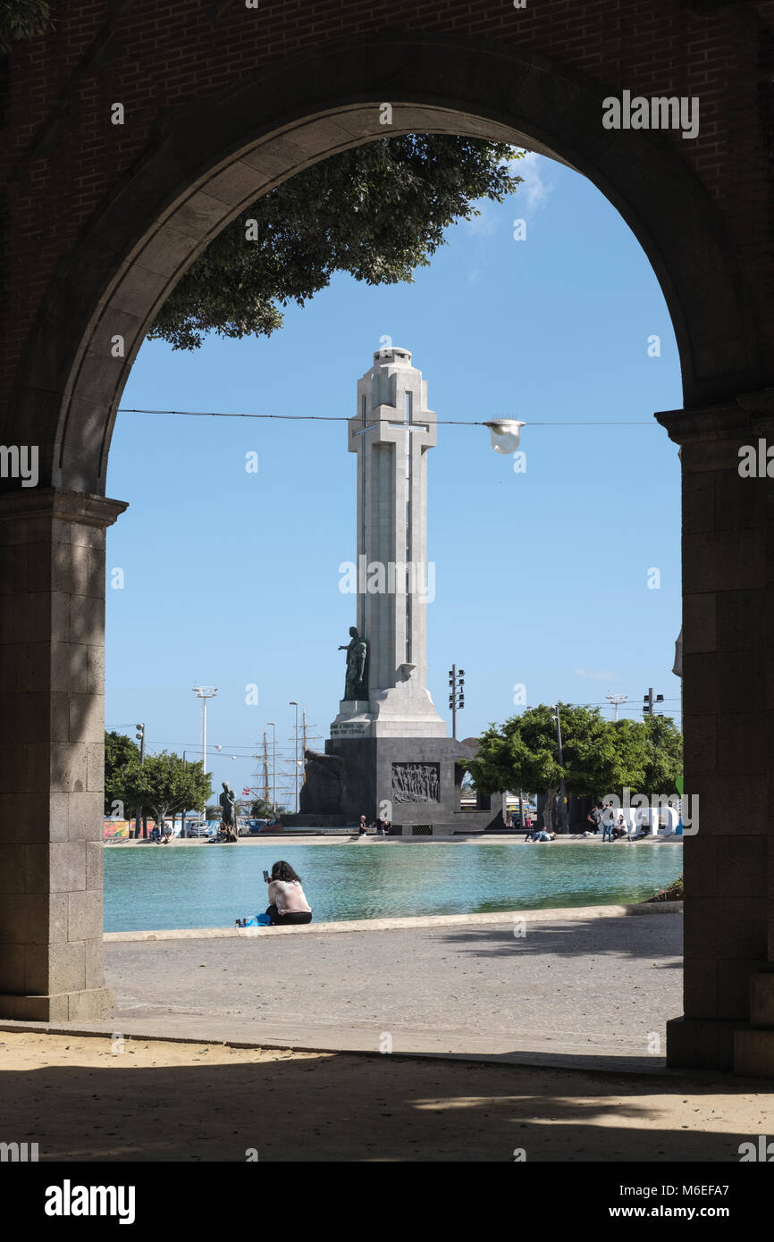 Monument commémoratif de guerre du Canada, à la Plaza de Espana, Los Arcos de Triunfo en premier plan et El Lago de Plaza Espana au sol, Santa Cruz de Ténérife, Ca Banque D'Images