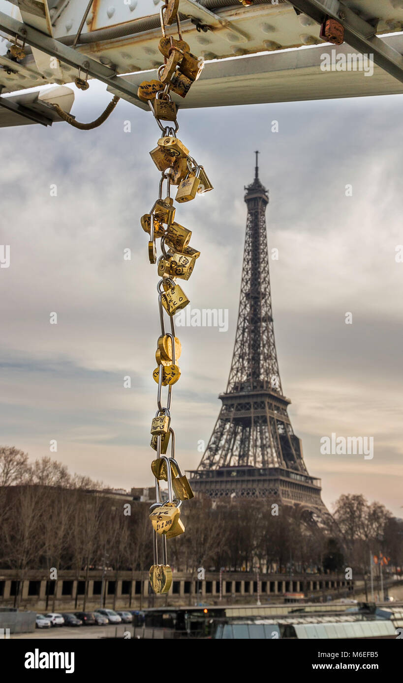 Tour Eiffel paires et d'amour se bloque Banque D'Images