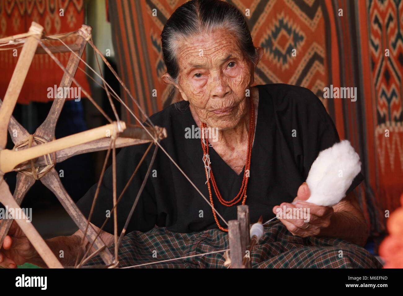 Tissage d'une vieille femme en coton tissé Banque D'Images