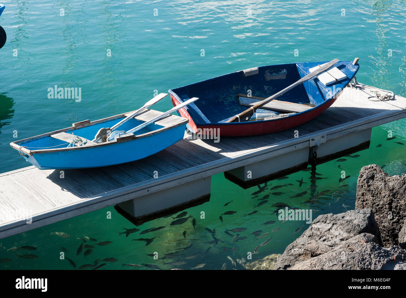 Barques sur une jetée dans le port de Corralejo Banque D'Images