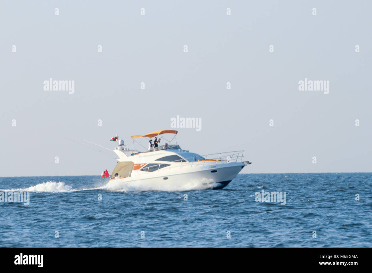 Petit Navire - un bateau de plaisance sur la mer une croisière un bateau de pêche commerciale en direction du nord du Pacifique en Oman muscat Banque D'Images
