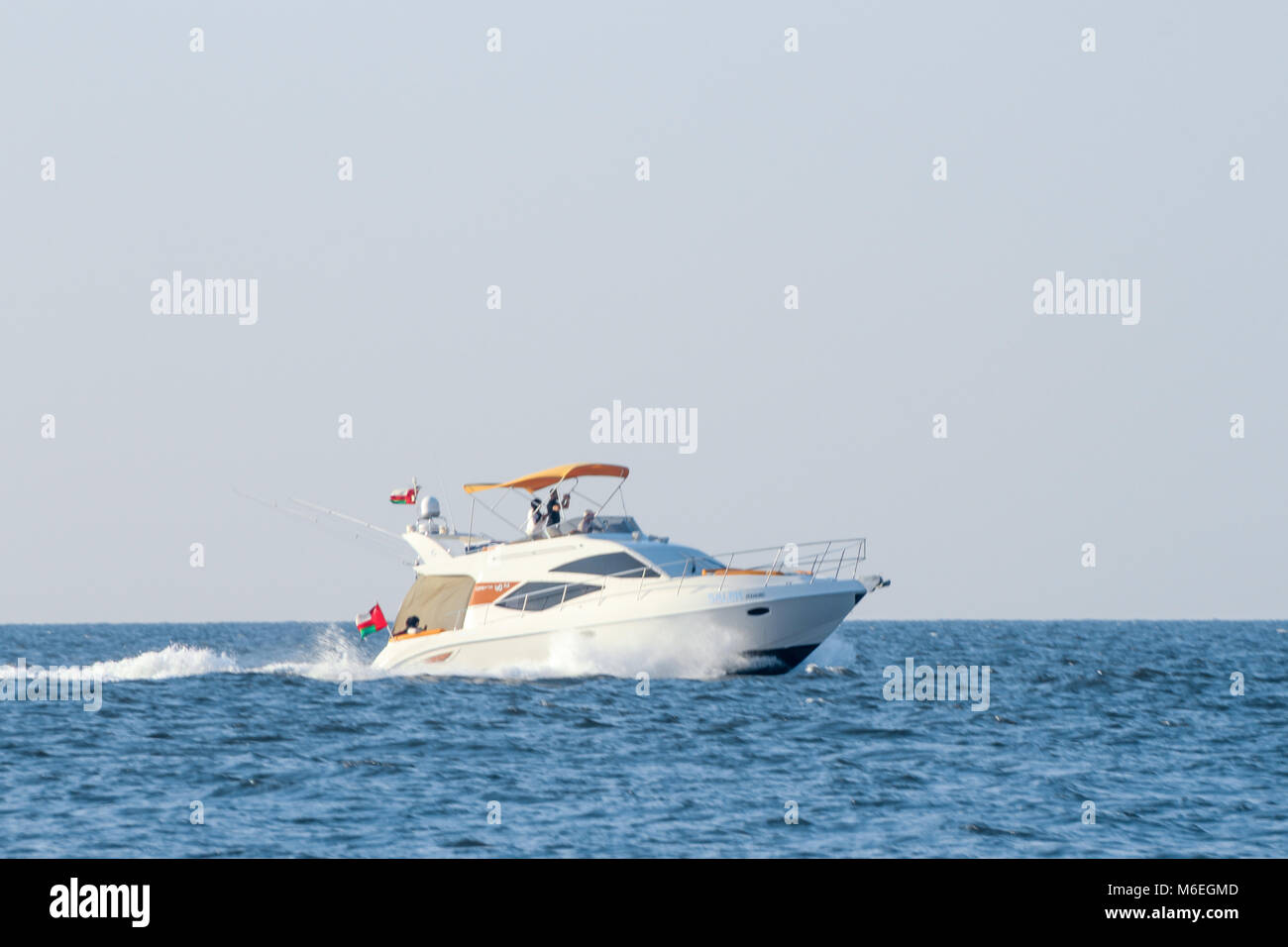 Petit Navire - un bateau de plaisance sur la mer une croisière un bateau de pêche commerciale en direction du nord du Pacifique en Oman muscat Banque D'Images