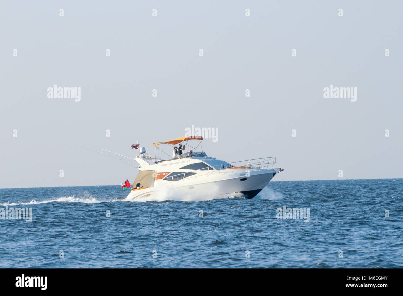 Petit Navire - un bateau de plaisance sur la mer une croisière un bateau de pêche commerciale en direction du nord du Pacifique en Oman muscat Banque D'Images