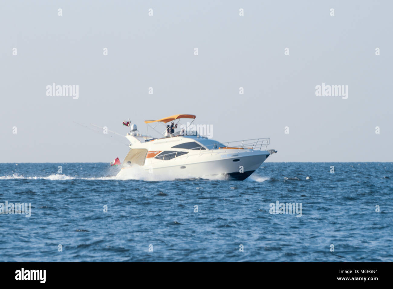 Petit Navire - un bateau de plaisance sur la mer une croisière un bateau de pêche commerciale en direction du nord du Pacifique en Oman muscat Banque D'Images