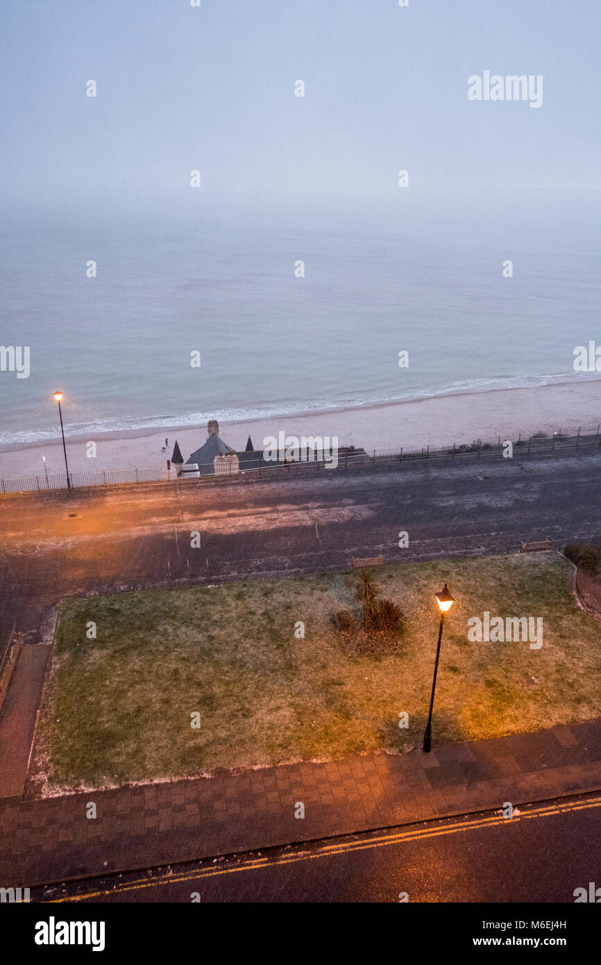 Victoria Parade, Ramsgate, à marcher le long du front de neige lors d'une en février. Banque D'Images