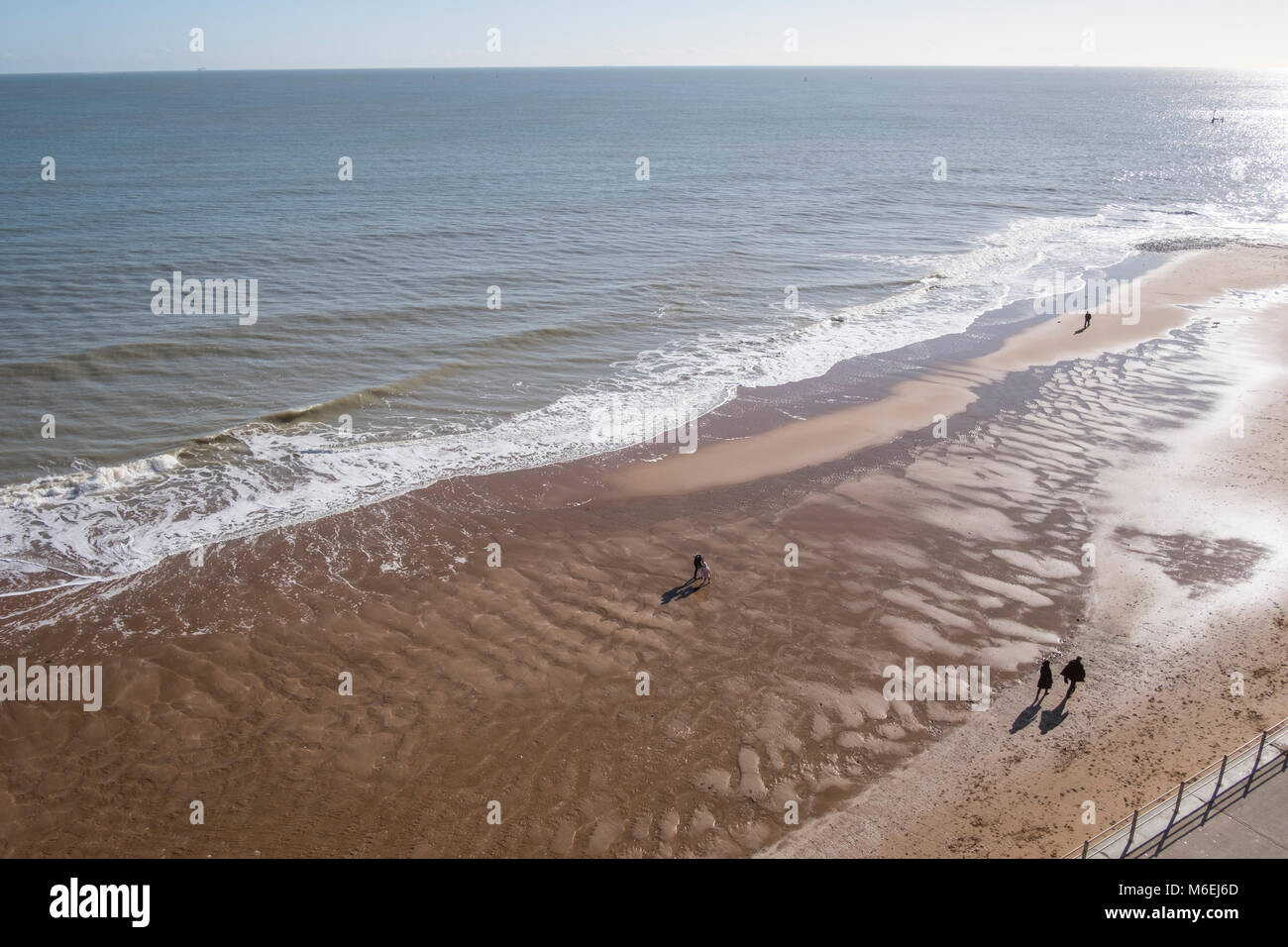 Les gens à pied sur la plage de sable de Ramsgate lorsque la marée se retire. Banque D'Images
