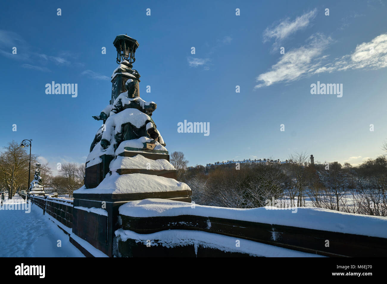 La neige a couvert les statues sur Kelvin Way Bridge sur une journée ensoleillée après de fortes chutes de neige Banque D'Images