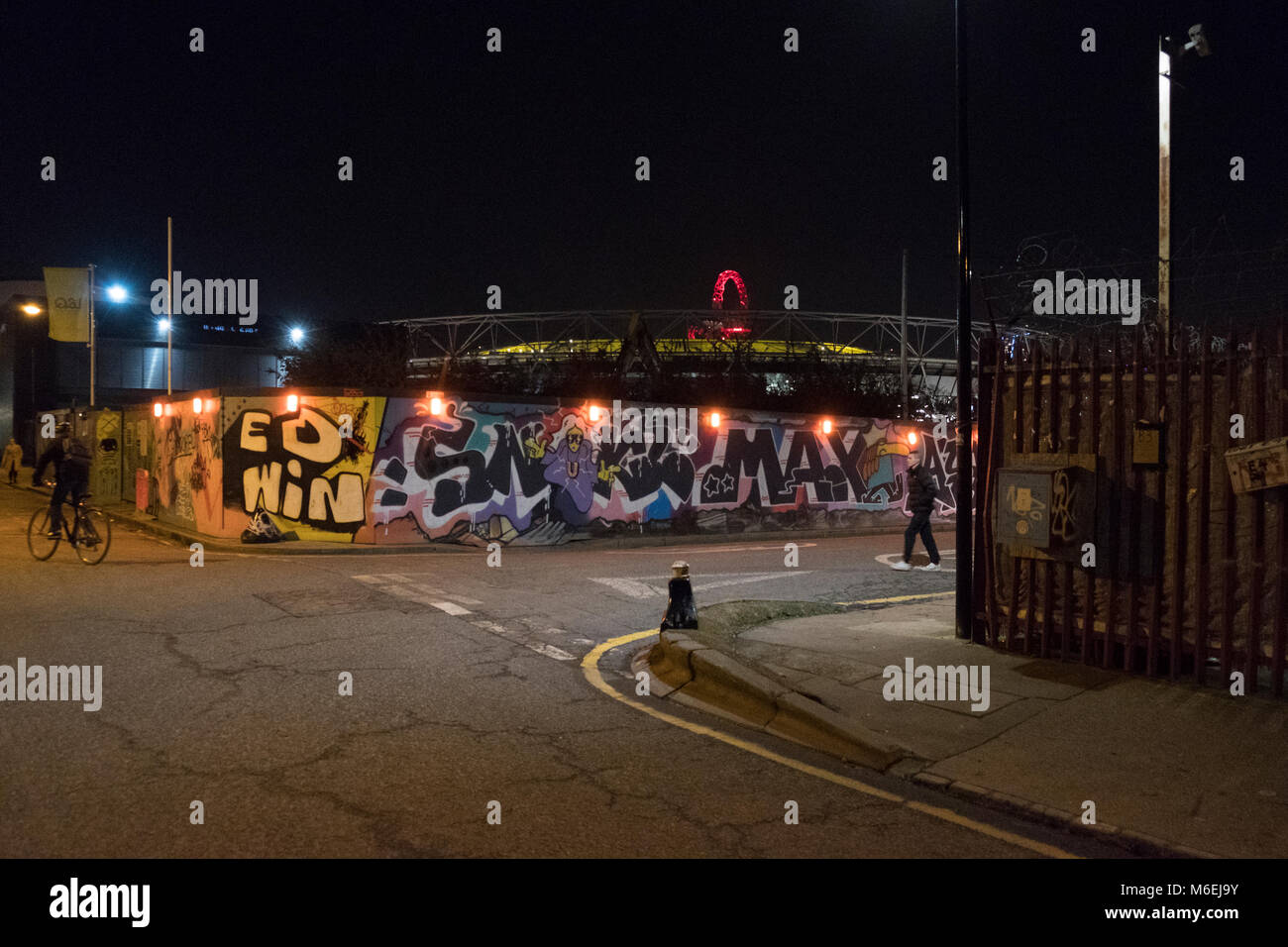 Grafitti et scène de rue la nuit à Hackney Wick, est de Londres. Banque D'Images