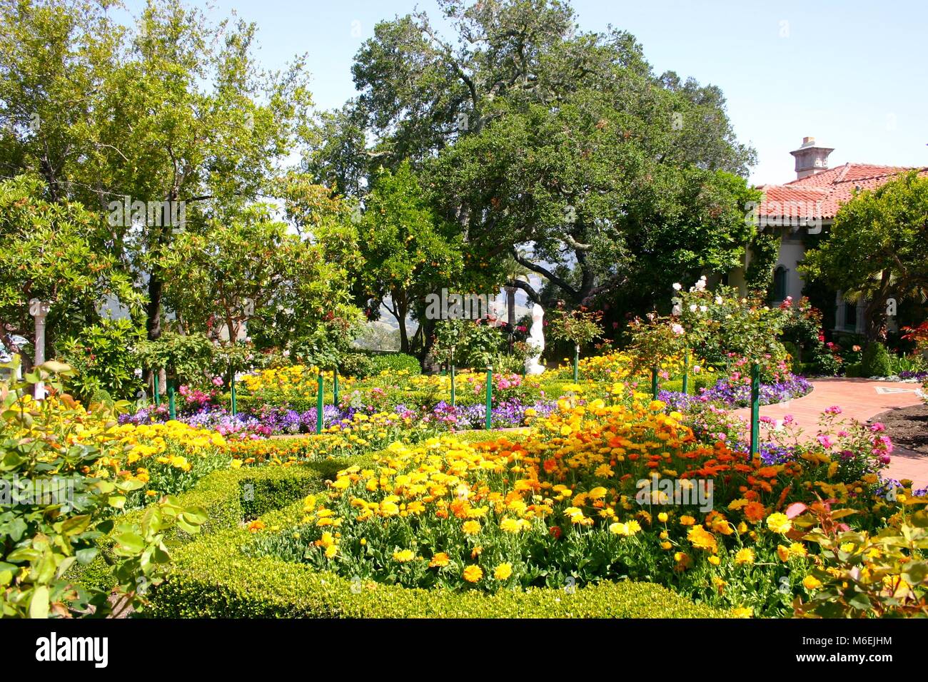Jardins colorés à Hearst Castle, monument historique Banque D'Images