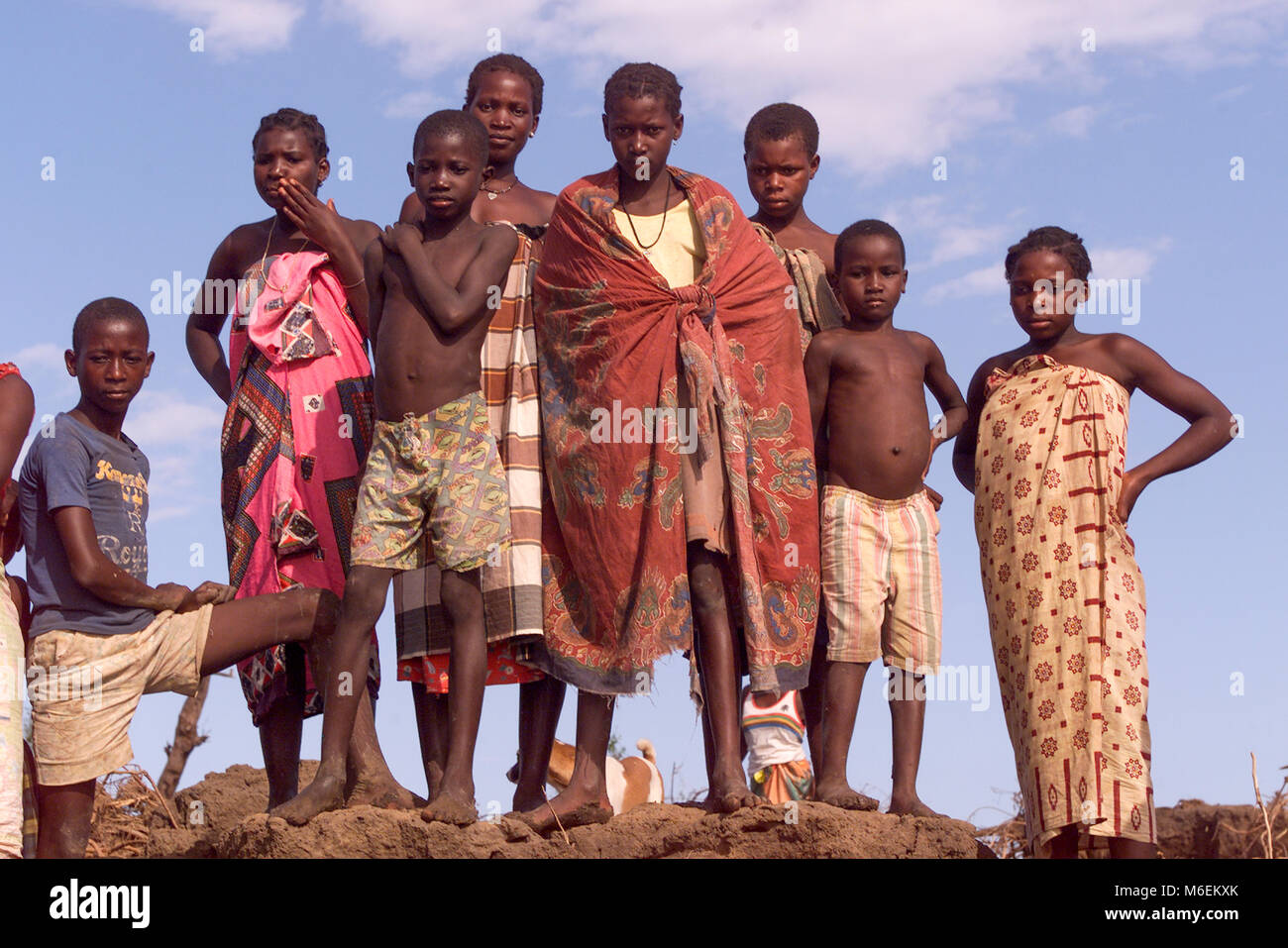 Au cours de graves inondations au Mozambique en mars 2000, les collectivités en détresse sur la rivière Save, Inhabane Province, attendre de l'aide fournie par des volontaires dans de petits bateaux. Banque D'Images