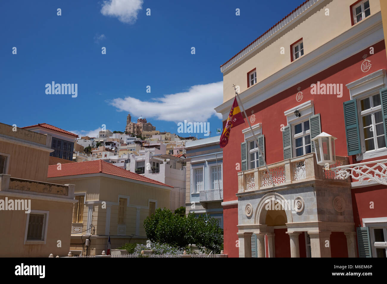 Vue vers la colline, l'Église Anastasi, Ermoupoli Syros (aka Siros ou Syra), Cyclades, en Grèce. Banque D'Images