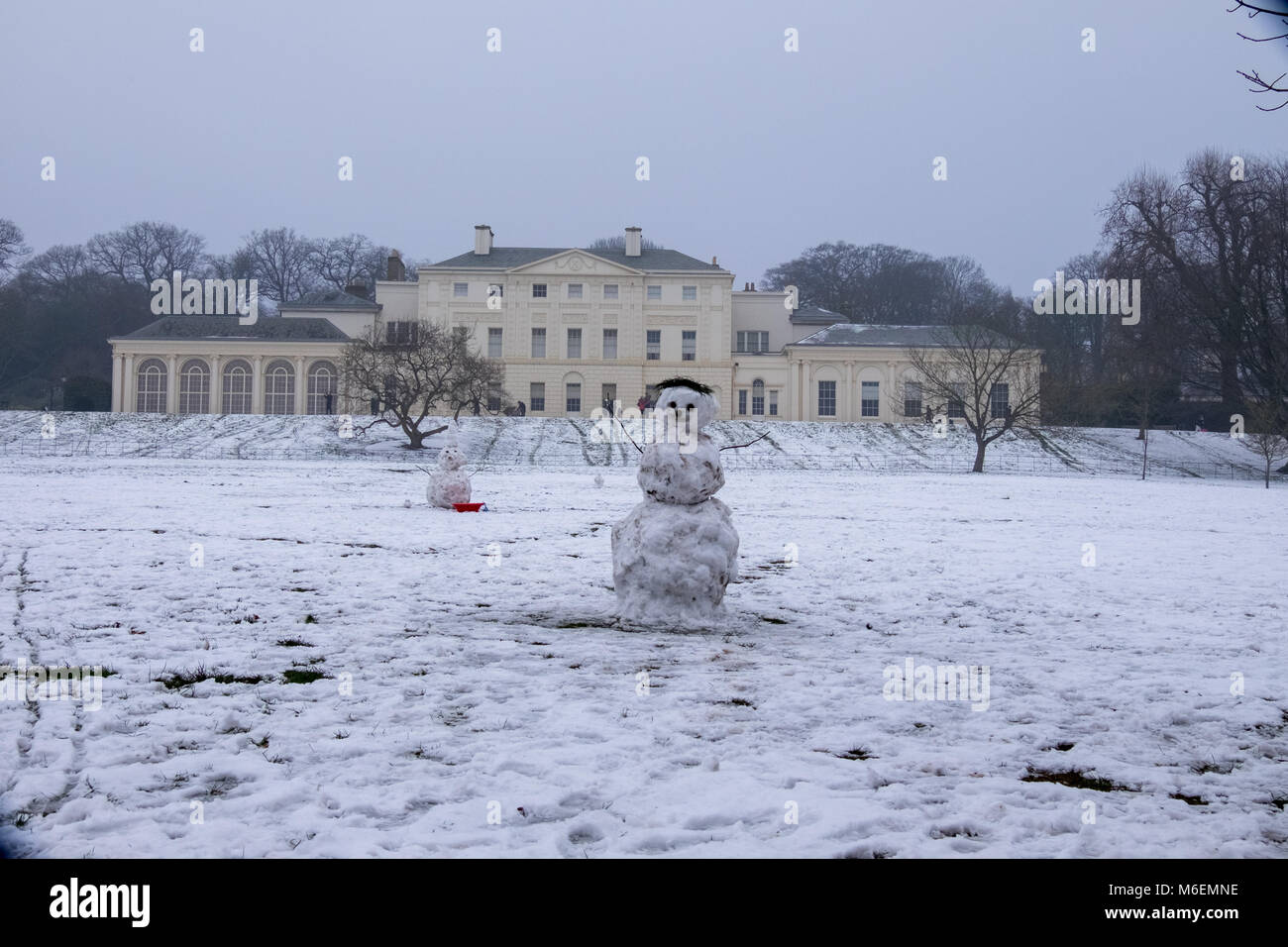 Deux bonhommes de se tenir en face de Kenwood House à Hampstead Heath après une tempête de neige à Londres, mars 2018 Banque D'Images