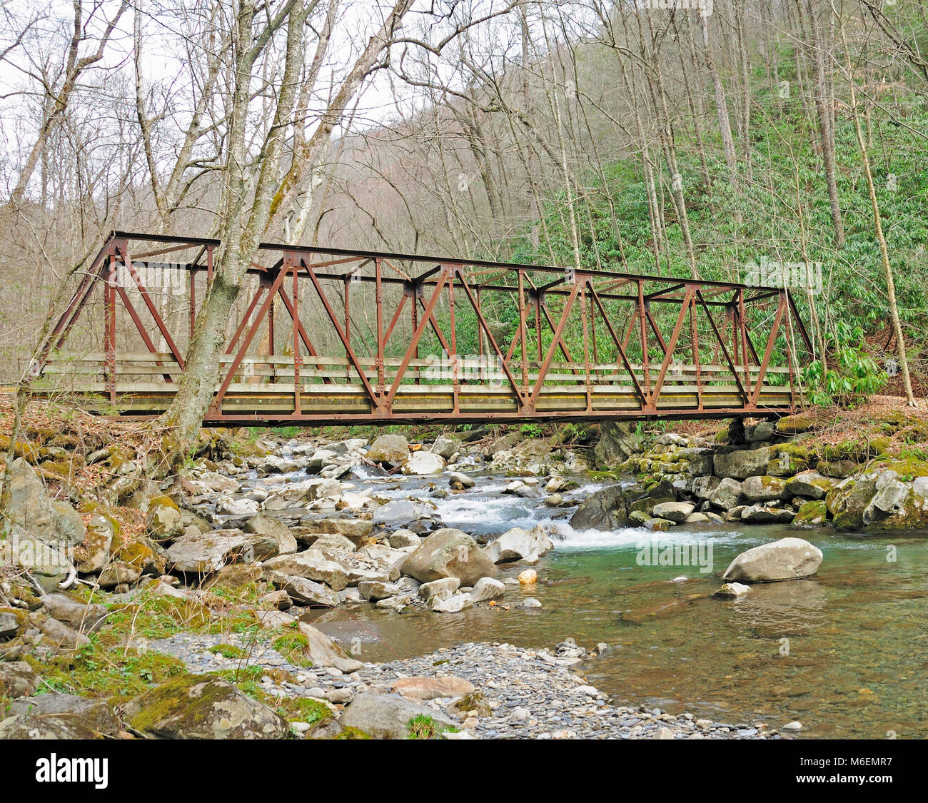 Ce pont est l'ancien pont de chemin de fer maintenant utilisé seulement pour la randonnée dans les Smoky mountains Banque D'Images