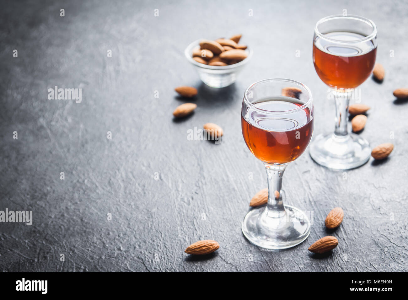 Amaretto Liqueur italienne aux amandes sur fond noir en noir, copy space Banque D'Images