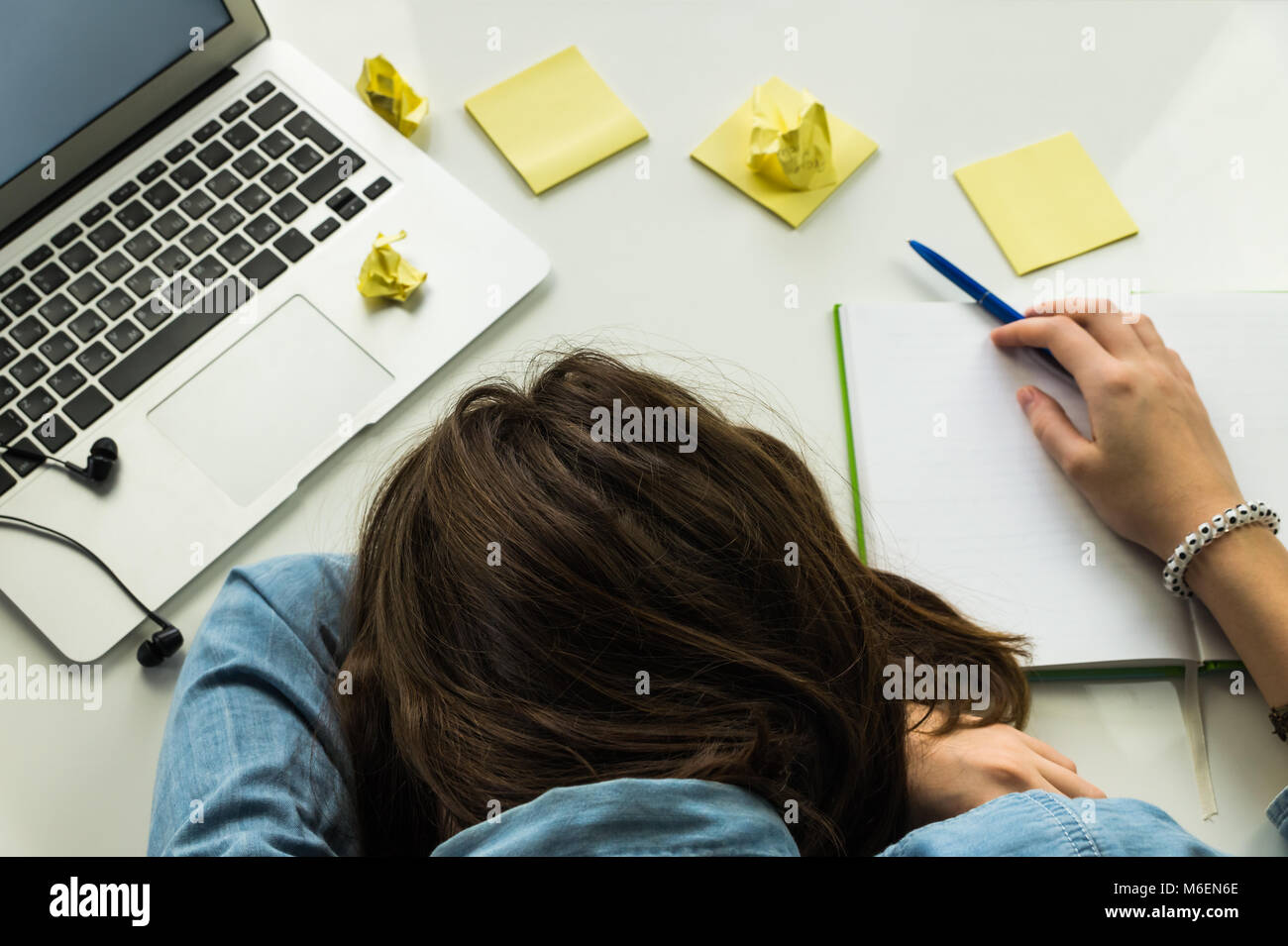 Fatigué personne dormant au bureau à domicile 24 Banque D'Images
