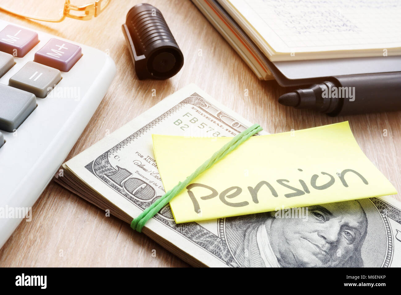 Memo avec pension mot sur une pile d'argent. Plan de retraite. Banque D'Images