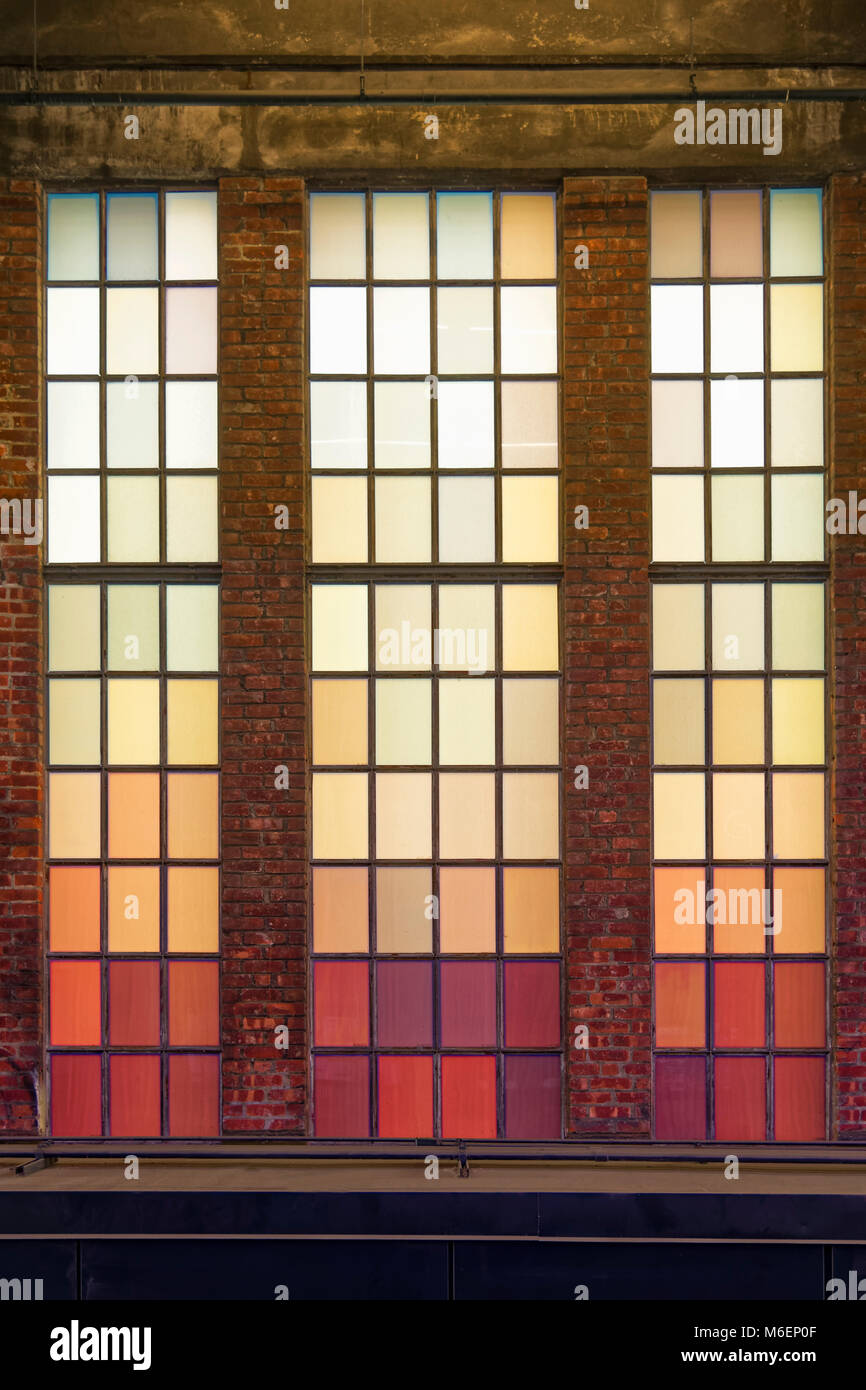 Vieux windows de couleur avec des tons chaleureux. Rouge, orange, jaune carrés. Banque D'Images